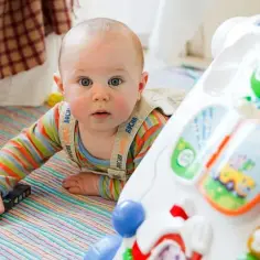 Zabawy z niemowlakiem, które skutecznie wspierają jego rozwój bez wysiłku