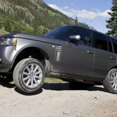 Jaki SUV w teren wybrać? Oto modele, które nie zawiodą w trudnych warunkach