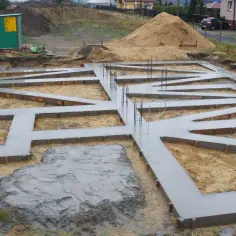 Jaki beton na ławy fundamentowe? Wybierz odpowiednią klasę i uniknij błędów