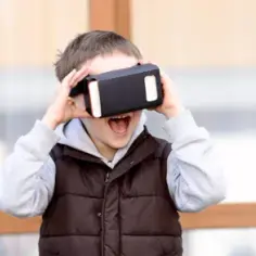 Czy okulary VR są bezpieczne dla dzieci? Minimalny wiek i zagrożenia