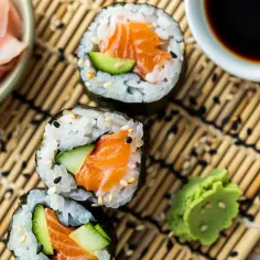 Domowe sushi z łososiem, awokado, ogórkiem i wasabi
