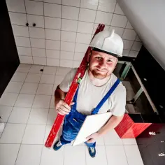 Kto ułoży płytki ceramiczne w łazience? Znajdź fachowca bez stresu