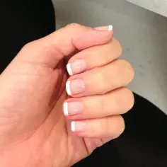 Jakie kolory do shellac french manicure wybrać? Modne i klasyczne odcienie