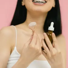 Kiedy używać serum do twarzy? 6 zasad skutecznej aplikacji