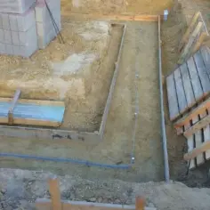 Jak prawidłowo wykopać fundament domu - kluczowe etapy i porady