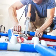 Co to jest hydraulik? Kluczowe informacje o jego roli i usługach