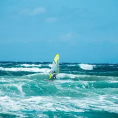 Windsurfing jaki żagiel na jaki wiatr – wybierz idealny sprzęt na każdą pogodę