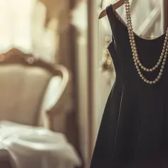 Mała czarna elegancka: Dlaczego jest niezastąpiona? Sekrety mocy