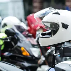 Jak czyścić kask motocyklowy, aby uniknąć nieprzyjemnych zapachów