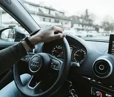 Jak prawidłowo cofać samochodem ze sprzęgłem? Proste wskazówki dla początkujących