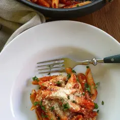 Penne all'arrabbiata: prosty przepis, historia i sekrety idealnego dania