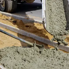 Czym się różni cement od betonu? Kluczowe różnice i zastosowania.