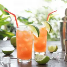 Pyszne drinki ze spritem, które zachwycą Twoich gości latem