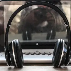 Czy w samolocie można korzystać z Bluetooth? Zaskakujące zasady podróży