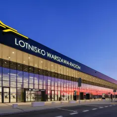 Lotnisko w Radomiu: kluczowe informacje o połączeniach i dojazdach.