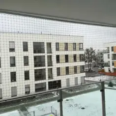 Czy montaż siatki na balkonie wymaga zgody wspólnoty? Sprawdź zasady