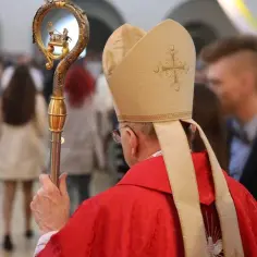 Kto to biskup? Kluczowe informacje o roli, obowiązkach i wpływie biskupa.