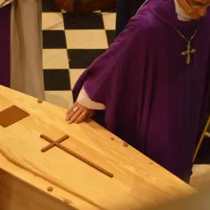 Jak wspierać kogoś w żałobie? Praktyczne porady dla bliskich
