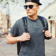 Jak nosić czapki stylowo i uniknąć modowych wpadek – porady i inspiracje
