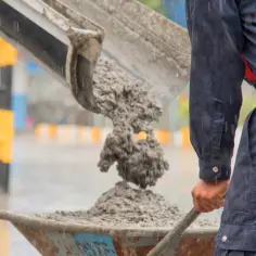 Ile kosztuje worek betonu? Poznaj ceny i czynniki wpływające na koszt