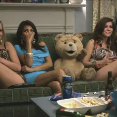 Recenzja filmu Ted - kontrowersyjna komedia która dzieli widzów i krytyków