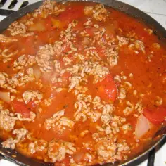 Szybki i smaczny sos do spaghetti z pomidorami z puszki, który zachwyci