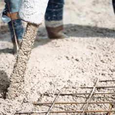 Ile schnie wylewka betonowa? Odkryj czynniki wpływające na czas schnięcia