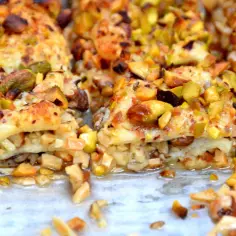 Pyszna baklava z ciasta francuskiego: prosty przepis na warstwowy deser marzeń
