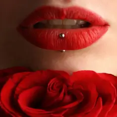 Z czego są kolczyki do piercingu? Bezpieczne materiały i te, których unikać