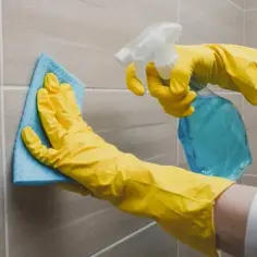 Skuteczne sposoby na mycie kafelków z połyskiem bez smug