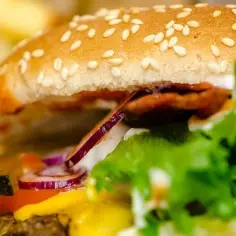 Ile kalorii ma burger wołowy z frytkami? Poznaj szokujące liczby!