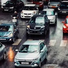 Bezpieczna odległość między samochodami – jak uniknąć kolizji na drodze?
