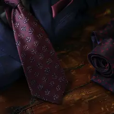 Jaka poszetka pasuje do granatowego garnituru? Porady