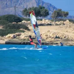 Jaki wiatr do nauki windsurfingu? Oto idealne warunki dla początkujących