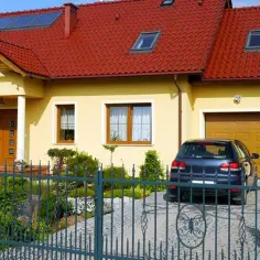 Żółta elewacja domu: Inspirujące pomysły i praktyczne porady