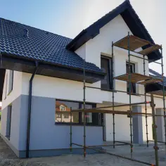 Ile farby na m² elewacji? Obliczenia i praktyczne wskazówki.