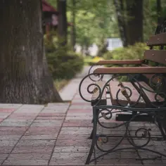 Na co zwrócić uwagę przy wyborze ławki ogrodowej?