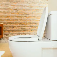 Ile kosztuje montaż WC? Sprawdź, co wpływa na cenę instalacji