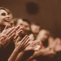 Jak się ubrać do teatru na kabaret, aby czuć się komfortowo i elegancko