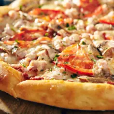 Pyszne ciasto do pizzy z mlekiem i jajkiem – idealne na każdą okazję