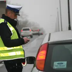 Bez pasów bezpieczeństwa? Poznaj wyjątkowe sytuacje i przepisy drogowe