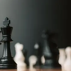 Kto zostaje arcymistrzem szachowym? To wymagania i prestiż tytułu