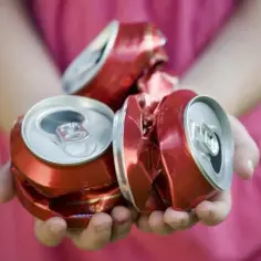 Czy puszki aluminiowe czyszczą komin? Skuteczność i ryzyko tej metody