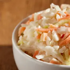 Najlepsze sałatki do kurczaka pieczonego, które zachwycą smakami