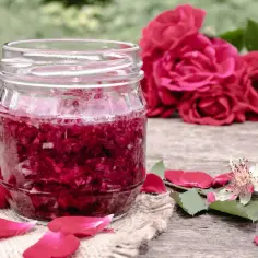Domowa herbata z płatków róży: Prosty sposób na aromatyczny napój zdrowia