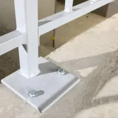 Jakie kotwy do balustrady wybrać, aby zapewnić bezpieczeństwo i trwałość?