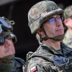 Generał broni Piotrowski: jego niezwykła kariera i osiągnięcia w armii