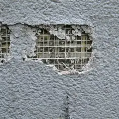 Jak samodzielnie naprawić dziurę w elewacji i uniknąć dalszych uszkodzeń
