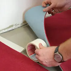 Jak położyć wykładzinę dywanową na panele - krok po kroku do perfekcji