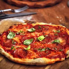 Najlepsze dodatki do pizzy z salami, które zaskoczą Twoje kubki smakowe